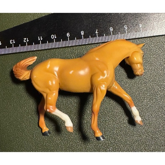 Breyer Reeves 1999 Stablemate Palomino Horse Figurine Collectible - Picture 2 of 3